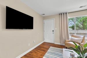 New! Comfy Flat near Downtown Roseville