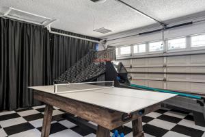Sleeps 25 • Heated Pool• In+Outdoor Games •Theater