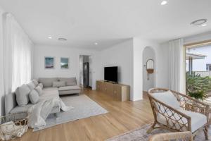 Collingwood - 4BR modern beachfront holiday home