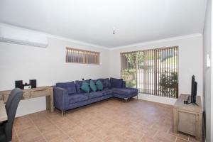Leafy Retreat - spacious holiday home near harbour