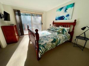 Leafy Retreat - spacious holiday home near harbour