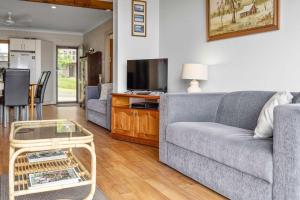 Seahorse - 4BR home moments to Hyams Beach