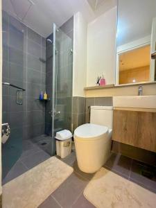 Luxury Cityview Condo with Balcony & FREE Parking