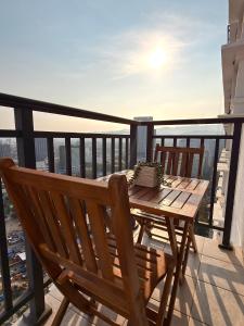 Luxury Cityview Condo with Balcony & FREE Parking