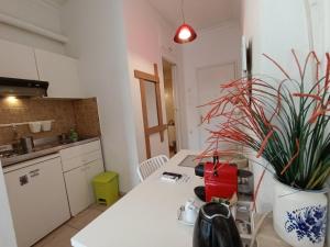Hermes Urban Oasis Thessaloniki - Tranquil Garden Retreat - Walk to City Center - Free Easy Parking - Near Helexpo & University