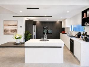 Luxury 4BR Oasis Private Pool, Lift & 3 Parking