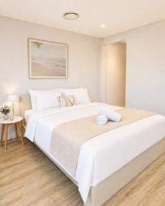Luxury 4BR Oasis Private Pool, Lift & 3 Parking