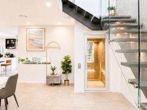 Luxury 4BR Oasis Private Pool, Lift & 3 Parking