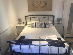 Ocean House - Weymouth, sleeps 10 people, Dog Friendly, Late deals available message for special offer