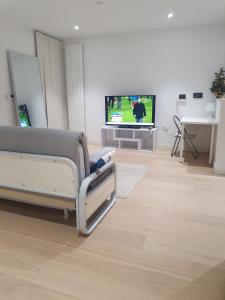 Modern Studio Flat close to Custom House Excel