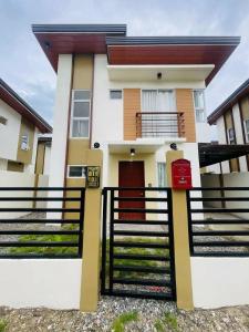 Modern 3-bedroom Staycation House in Dauis