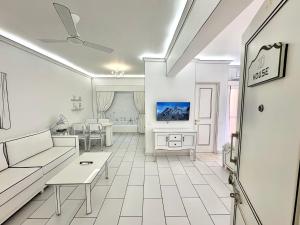 Mirashyas Comic Escape - Unique 2D Stay for Couples & Nomads Near Vagator Beach