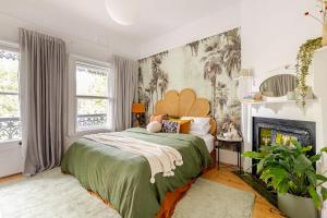 Chic Carlton Retreat - Rooftop, Central, Spacious