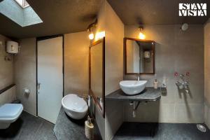 Stone House Bezze by StayVista with Lake view, Jacuzzi & Lawn - your perfect getaway
