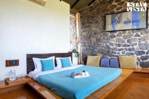 Stone House Bezze by StayVista with Lake view, Jacuzzi & Lawn - your perfect getaway