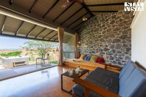 Stone House Bezze by StayVista with Lake view, Jacuzzi & Lawn - your perfect getaway