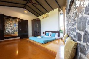 Stone House Bezze by StayVista with Lake view, Jacuzzi & Lawn - your perfect getaway