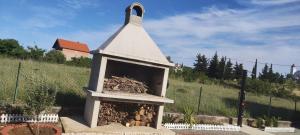Peaceful Family Villa with Garden, Terrace & BBQ near Zadar & Nin