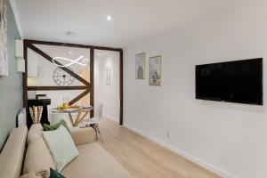 Alfama with Private Patio & Barbecue