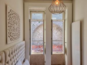 Inspiring City Center 1 BR Apartment with a View