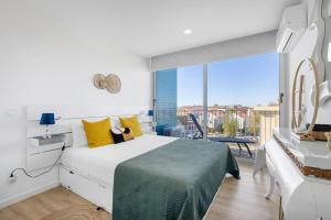 Blue Breeze Espinho | Pool View, Gym & Balcony