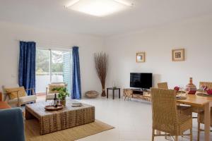Prainha Family Fun | Balcony & Pools