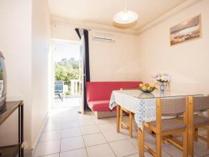 One-bedroom apartment near beach