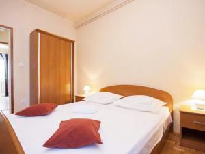 One-bedroom apartment near beach
