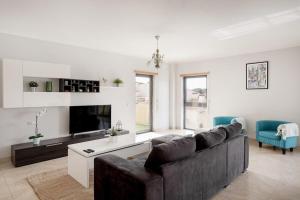 Spacious 3BR Apartment with Terrace | Cascais