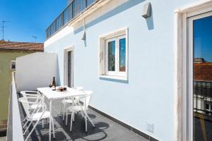 Bright 2BR Terrace in Estrela