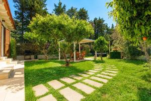 Boutique Garden Hideaway Romantic Pergola & Fast Wi-Fi & Parking - Close to beaches