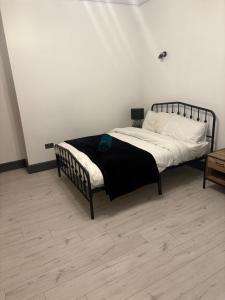 2 Bed Deluxe Apartment, City Centre, Allocated Parking, Fast WiFi by Opulent Stays