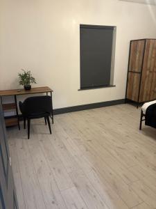 2 Bed Deluxe Apartment, City Centre, Allocated Parking, Fast WiFi by Opulent Stays