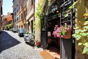 Three-Bedroom Apartment room in Cappellari