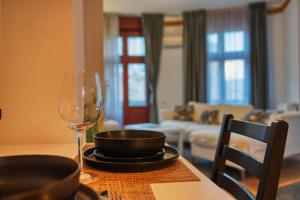 Victoriei Skyline Apartment - Steps from Old Town