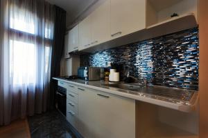 Victoriei Skyline Apartment - Steps from Old Town