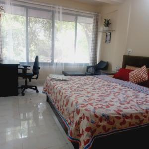 lovely room in koregaonpark 201