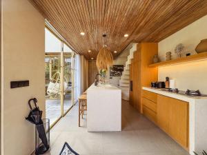 Casa Uluwatu - Seaview Villa with Private Rooftop