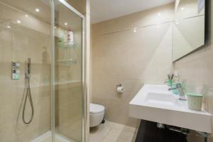 MARBELLA HOME RENTALS - Beachfront Luxury Apartment, 5BR Playas del Duque