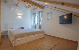 Beautiful Home In Donji Prolozac