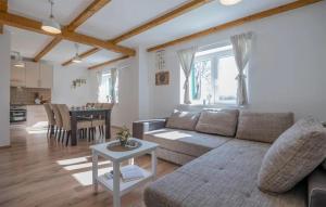 Beautiful Home In Donji Prolozac