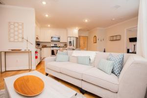 Stylish 2BR w Full Kitchen, Laundry & Cen Air