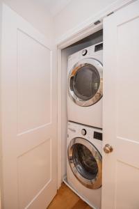 Stylish 2BR w Full Kitchen, Laundry & Cen Air
