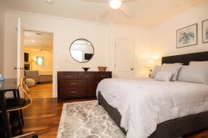 Stylish 2BR w Full Kitchen, Laundry & Cen Air