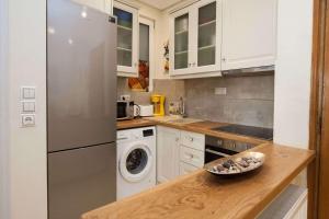 Lovely 1 Bd Apt with Balcony 10 min from Acropolis