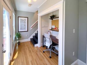 Top-floor, 2-Bedroom Balcony near Red Line