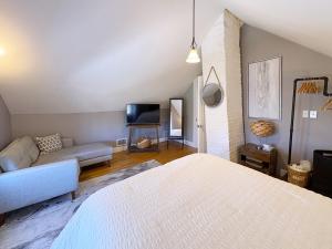 Top-floor, 2-Bedroom Balcony near Red Line