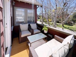 Top-floor, 2-Bedroom Balcony near Red Line