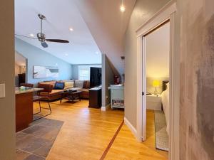 Top-floor, 2-Bedroom Balcony near Red Line
