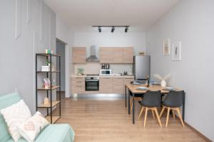 1-Bedroom Apartment with View - Balcony - 5 Min to Delisi Metro- Self Check-In